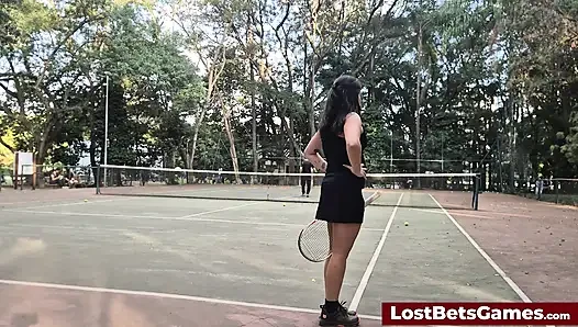 Enten und Igor nehmen ihr Strip-Tennis-Spiel draußen