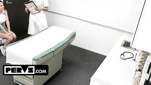 Tante seksi charly summer & penny barber mendapatkan perawatan spesial dari dokter mesum