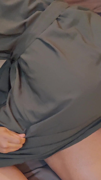 Zapanjujući trenutak iz "Azijska MILF s velikom guzicom u hidžabu jaše dok ne dobije spermu u svoju pičku."