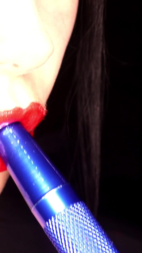 4K Applying lip gloss & smoking & spit fetish