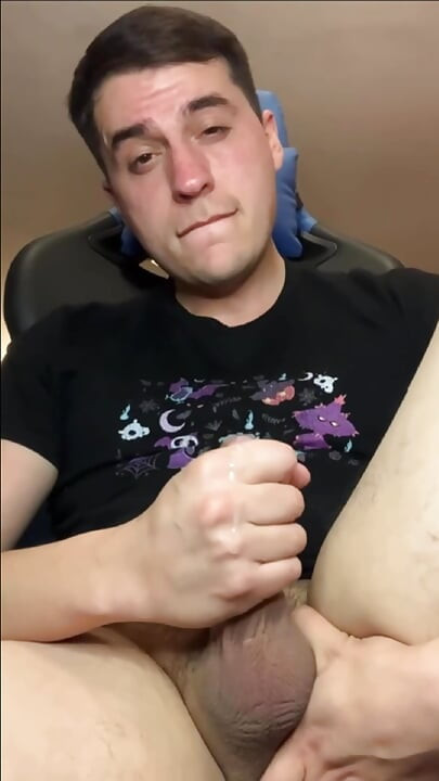 Slatki gejmer se napalio posle igranja video igrica i opalio vreli mlaz