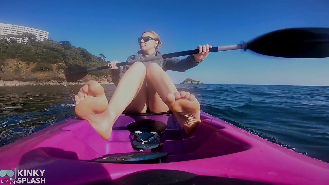 맨발 JOI Kayak Tease - 공공 장소에서 위험한 야외 발바닥 JOI Kayak Tease - 공공 장소에서 위험한 야외 발바닥