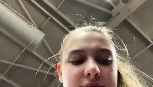 Жесткий трах в спортзале с Jucielussie