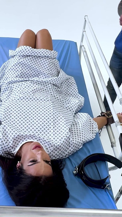 Jeu médical en latex : une latina retenue, bâillonnée et faite jusqu’à l’orgasme (4k + Bts)