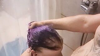 Überraschungs-Blowjob in der Dusche für meinen Mann