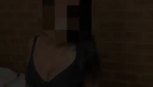 Возбужденная девушка раздевается перед своим бойфрендом