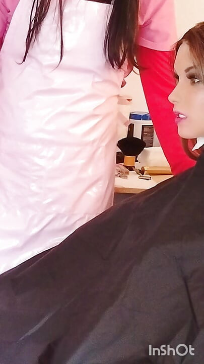 エマの黒いヘアカットケープショー