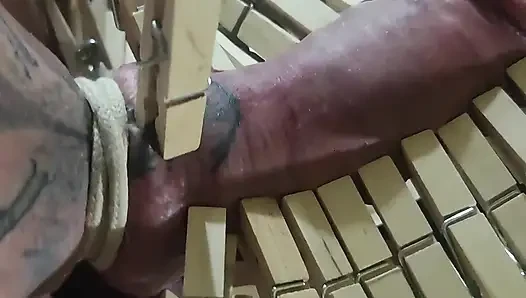 Хорошая девушка и яиц и члена пробует новые булавки в одежде