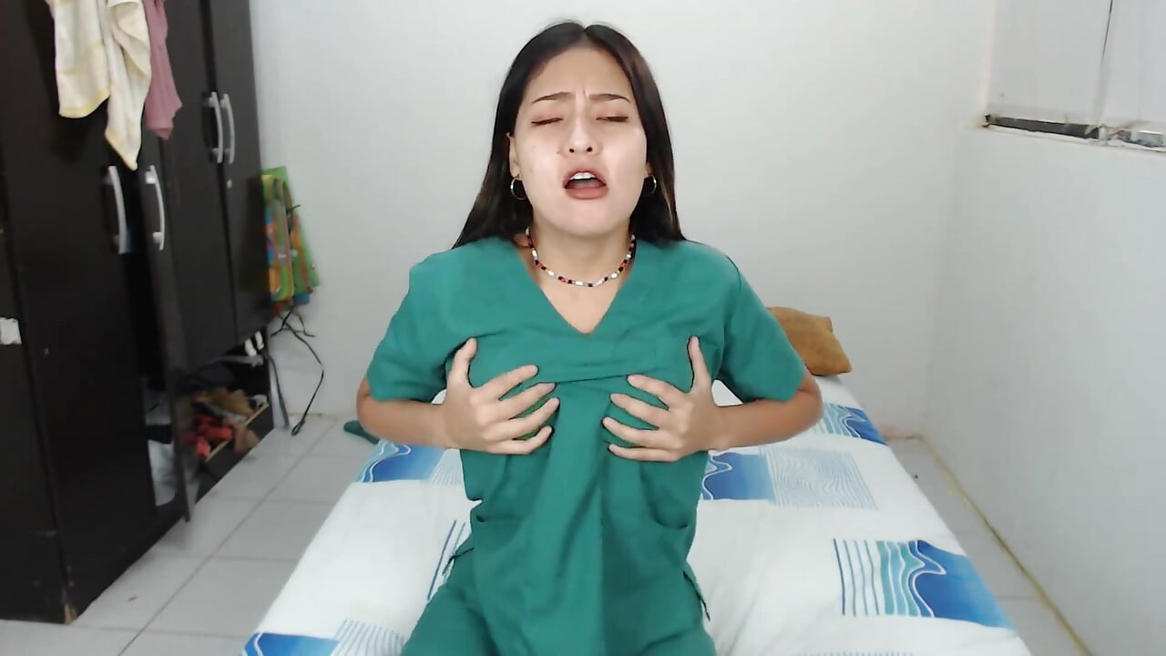 Najgorętsza pielęgniarka w Ameryce masturbuje się przed kamerą swojego szwagra