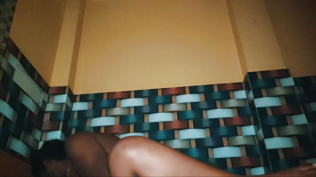 Desi aunty put a sponge in her pussy