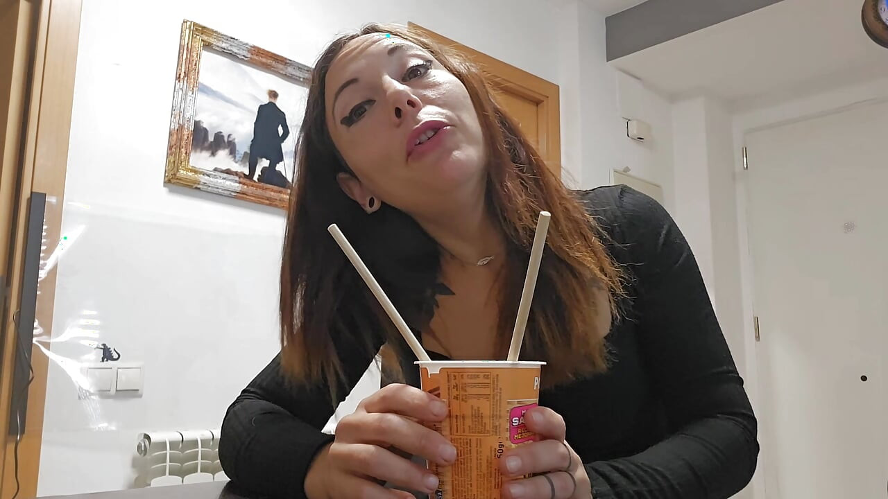 ラーメンを食べてる