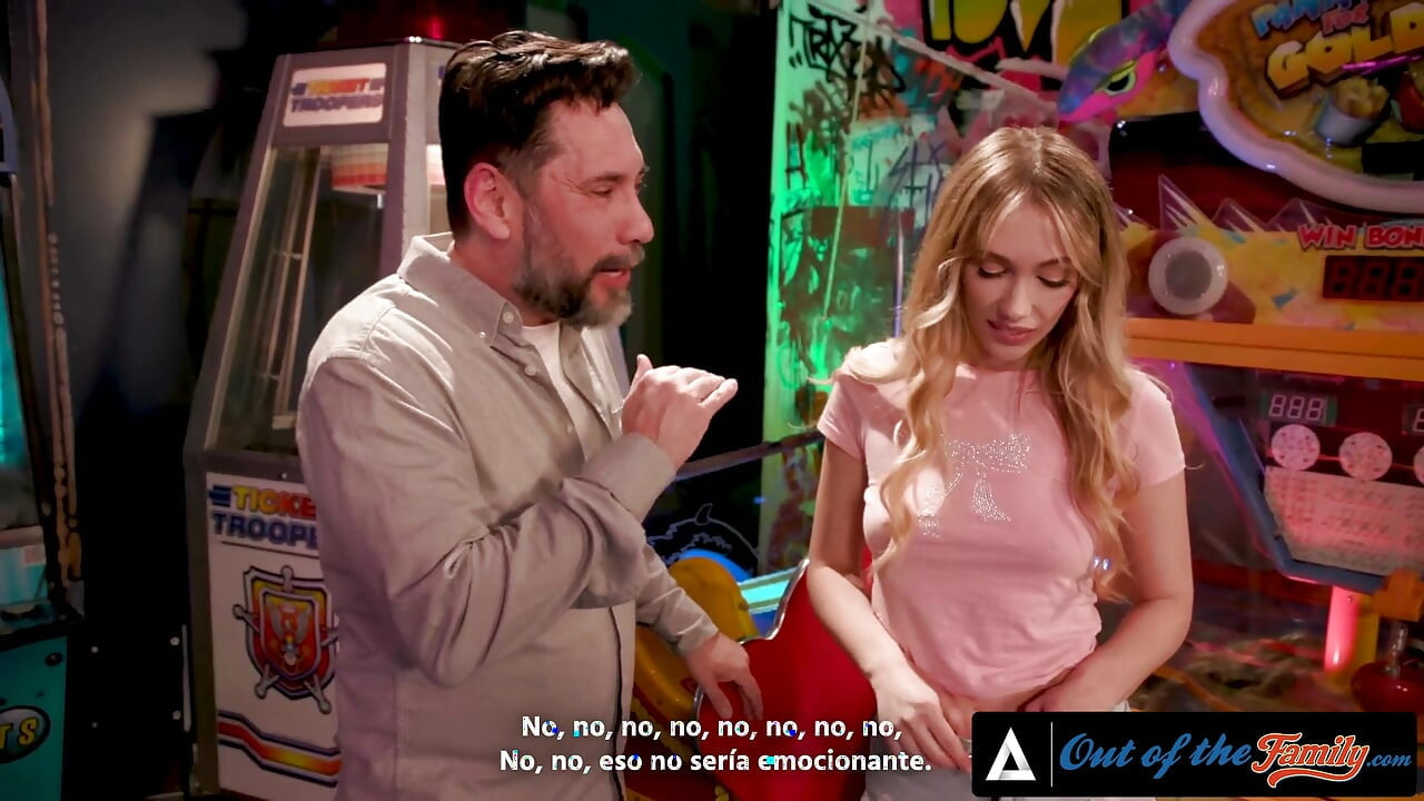 Ailenin dışında - seksi genç sky pierce üvey babasının yarağını gırtlağına kadar alıyor İspanyolca altyazı