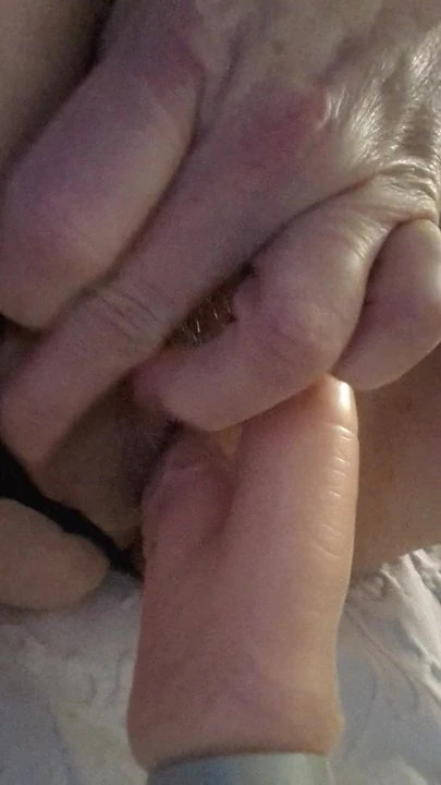 Ehefrau fickt sich selber