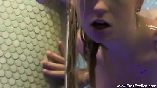 Cewek eksotis yang lagi hamil menggoda