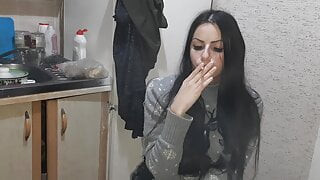 Mi novia fetiche fuma y me mira tener sexo con otra chica - lesbian -illusion