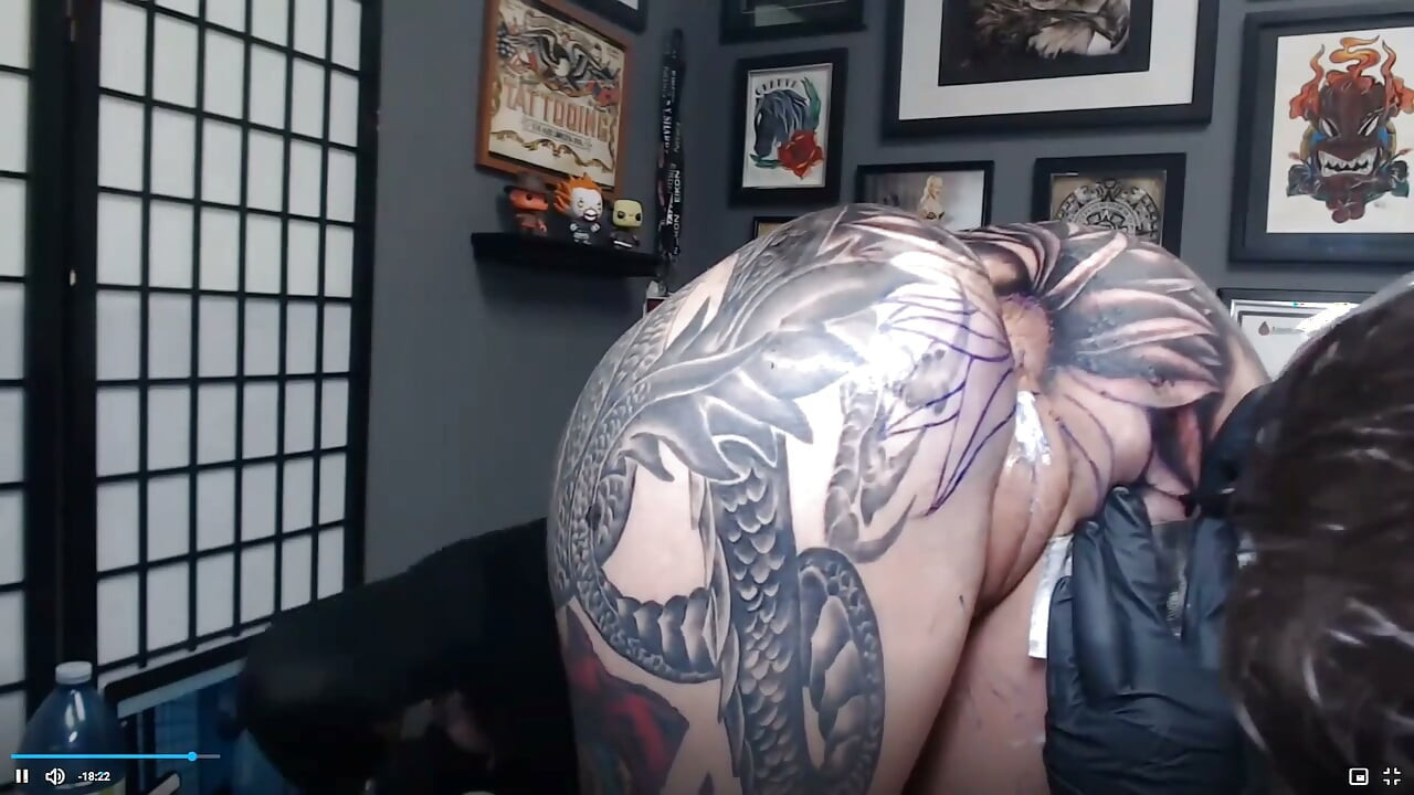 Tatuarse el culo por 4.5 horas