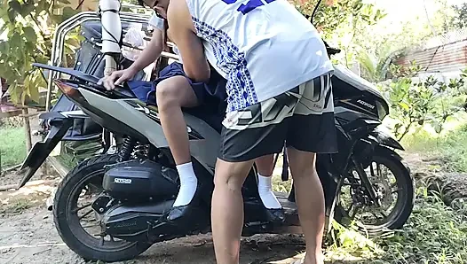 19 yaşındaki kız öğrenci trike sürücüsüne biniyor