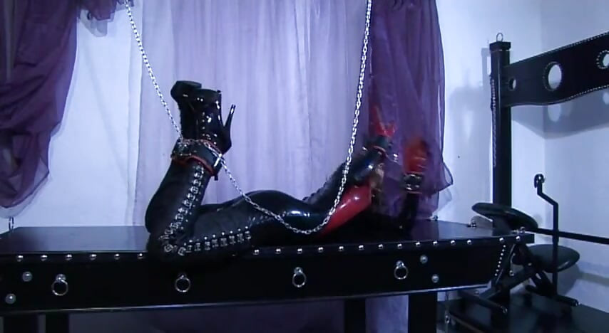Prezentare cu legare în latex cu BDSM