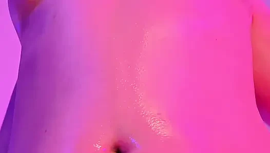 Flexible Butter-Bitch sitzt auf meinem Gesicht mit ihrer pinken, flachen Muschi