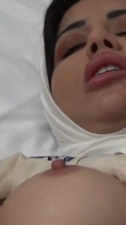 Azgın büyük götlü İranlı orta yaşlı seksi kadın evde tek başına mastürbasyon yapıyor | Klip 3