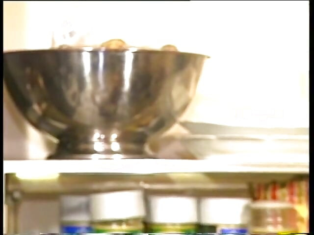 Tesão de lésbicas milf fazem sexo incrível na cozinha