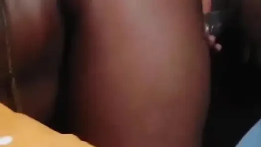 Она Провела Селфи-палку, Чтобы Убедиться, Что Ее Большая Мягкая Задница - Это Все На Экране Трахнутые