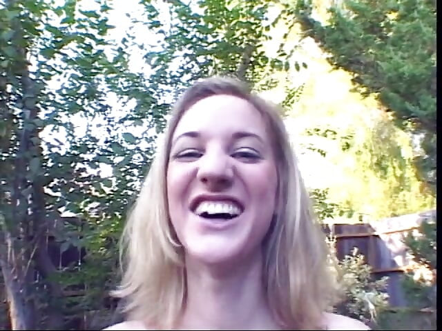Junge blondine bläst ihren college-lehrer im freien etwas