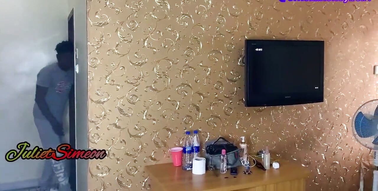 Tôi quyến rũ người dọn dẹp khách sạn, người vào phòng của tôi để dọn dẹp và anh ấy đụ âm hộ của tôi hơn bao giờ hết.