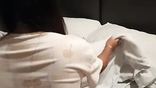 20 yaşındaki Pinay temizlik yaparken sikilmek istiyor
