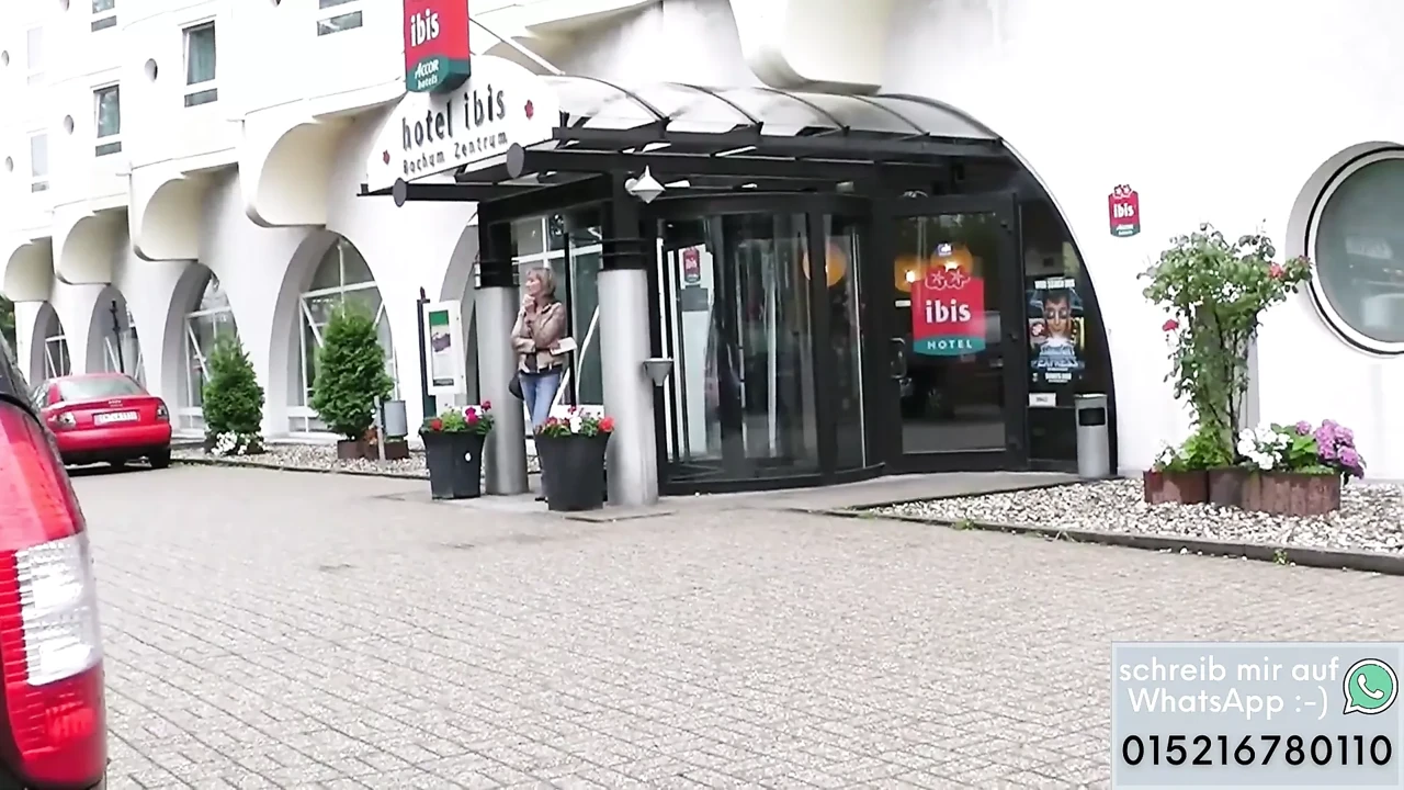 Heisse gebraunte Milf lutscht schwanz