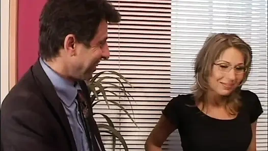 Junge sekretärin hat einen analorgasmus mit einem großen schwanz drinnen