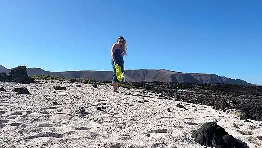 Memergoki gadis ini lagi asik fingering memeknya di pantai