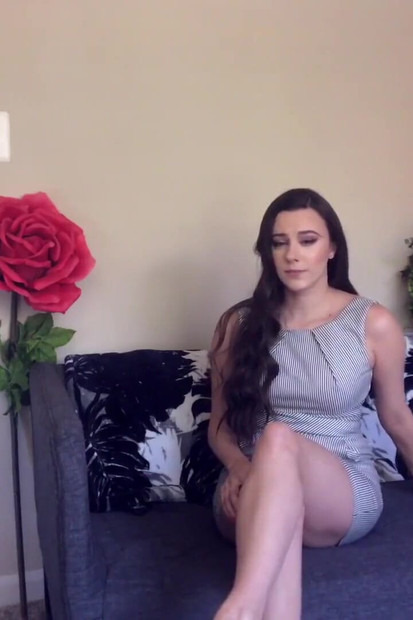 Femdomme mencuri teman wanita awak JOI