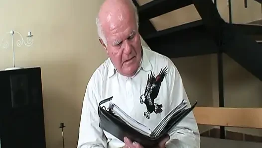At kuyruklu sevimli genç kız dedesinin arkadaşının yarağını deniyor