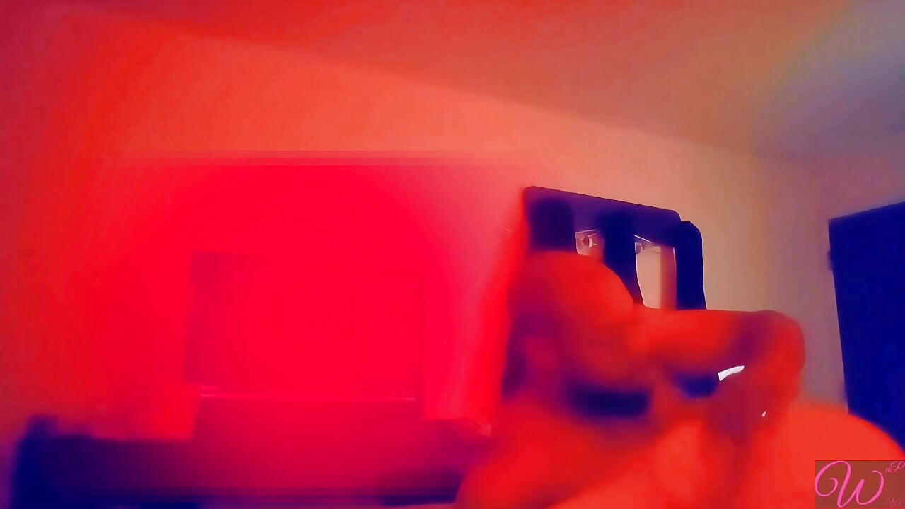 흑인 대물 자지에 의해 저속한 모텔로 데려간 복종하는 Sissy