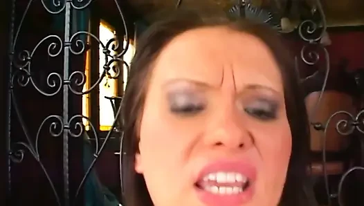 Verführerische brünette MILF zum schreienden orgasmus gefingert