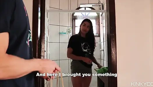 Das zimmermädchen will so sehr den schwanz ihres chefs lutschen!