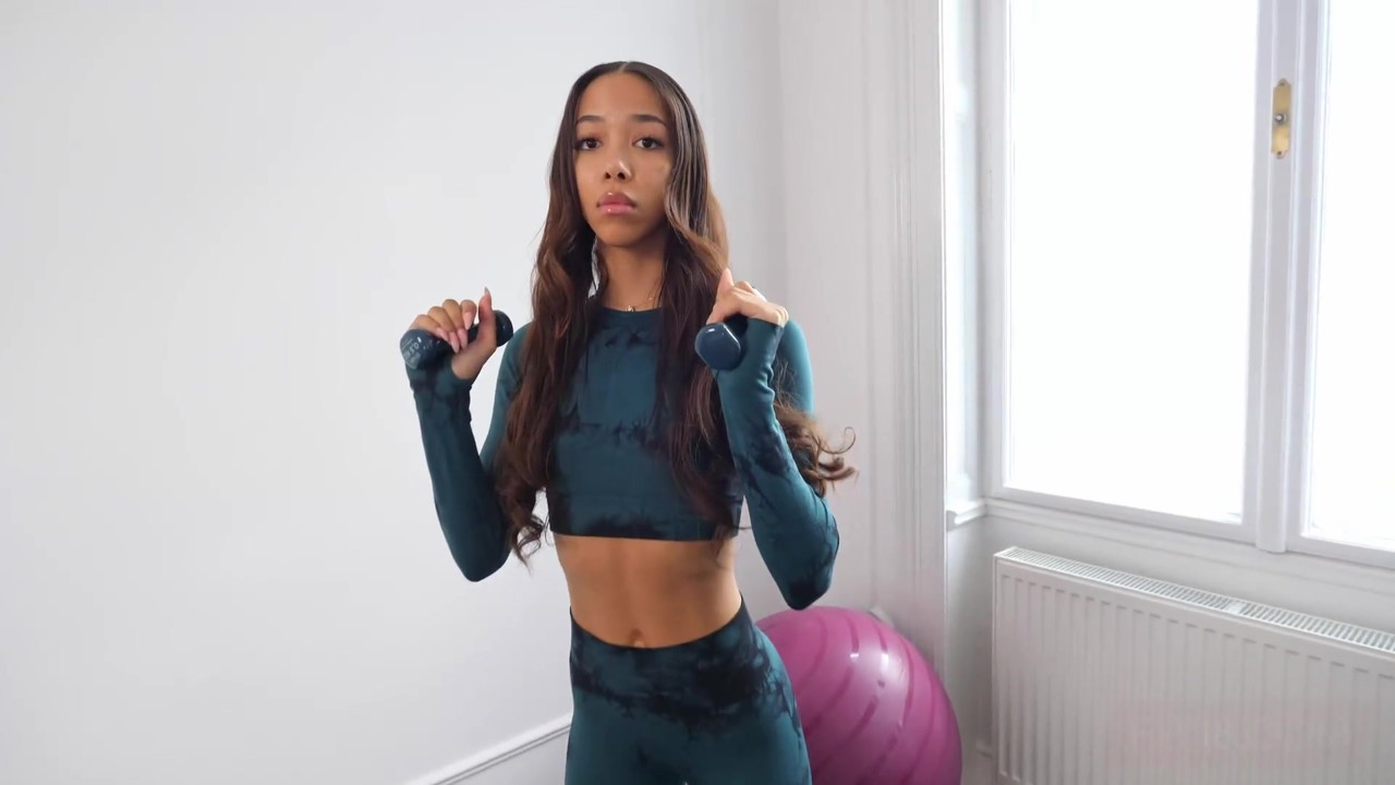 多民族のブラジル系ロシア人フィリピン人リア・リンが借金を支払うためにジムの所有者と性交