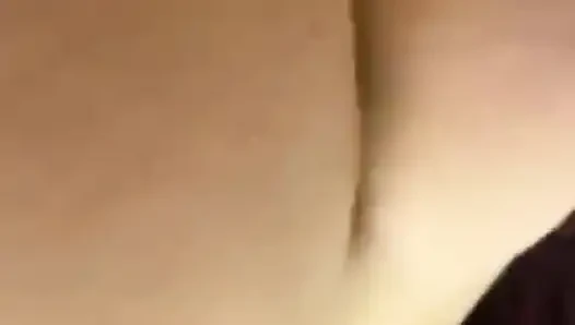 Ich masturbiere im Fitnessstudio, ich wärme mich mitten in einer Reihe von Gewichten auf