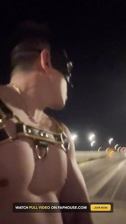 Muscle King de la noche: asiática en arnés de cuero y Jockstrap posee las calles vacías
