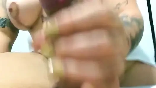 Latin Kadın Tamamen Acımasız Bir Sakso Çekiyor