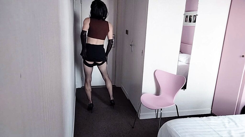 U suknji, mrežastim čarapama, podvezicama i štiklama, lenaelle se svlači i drka