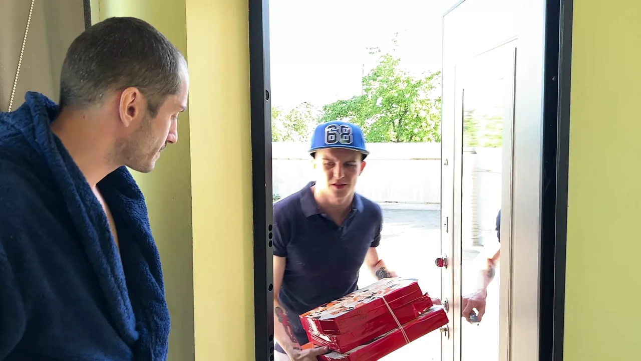 男人在披萨外卖员上被干并射精