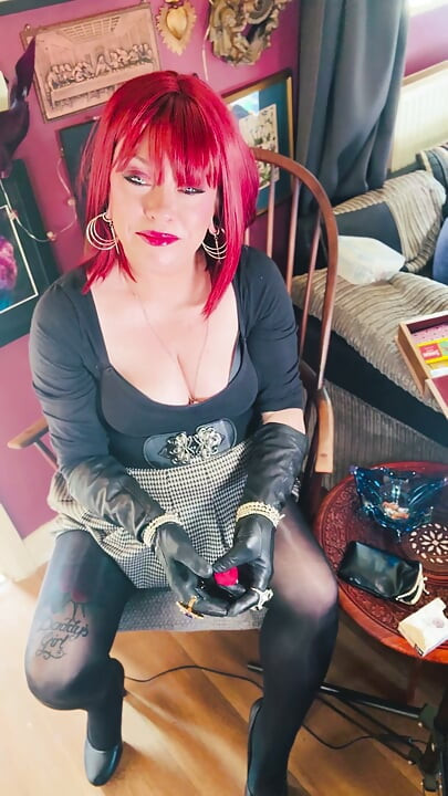 A Naughty secretary Tina Snua Dons Leathe Gloves, Jewellery & Chain Smokes 2 Cigarettes - Smoking Pantyhose