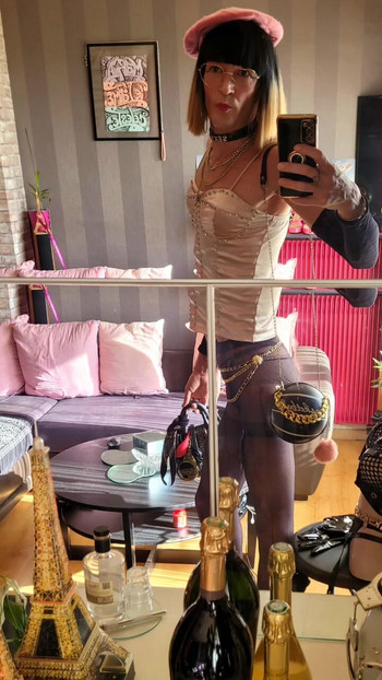 ROSe beret, diamond corset, whore tights, yellow heels. VaneSsaBiTCHx
