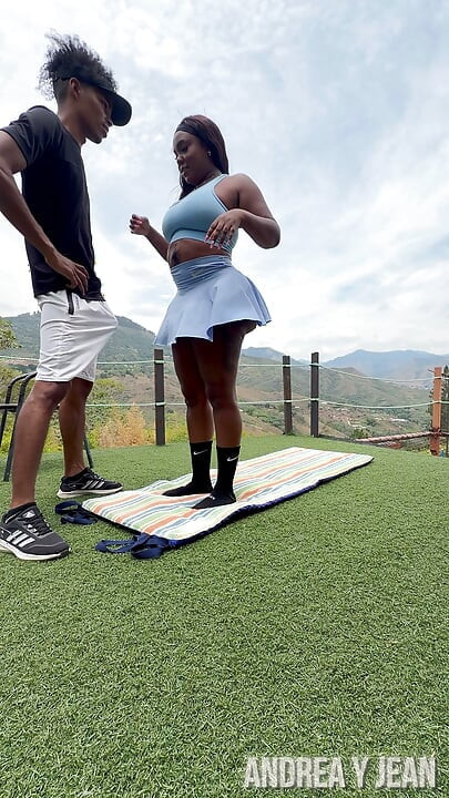 Una hermosa milf de ébano se folla a su entrenador, que tiene una polla enorme, con su coño apretado mientras su marido está fuera