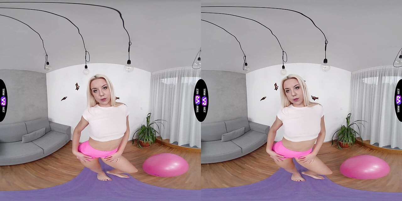 Masturbándose en una gran bola rosa - tmwvrnet