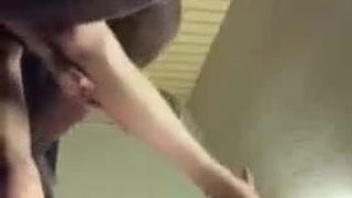Blonde Sexbombe reitet ihren Schwanz von ihrem Freund