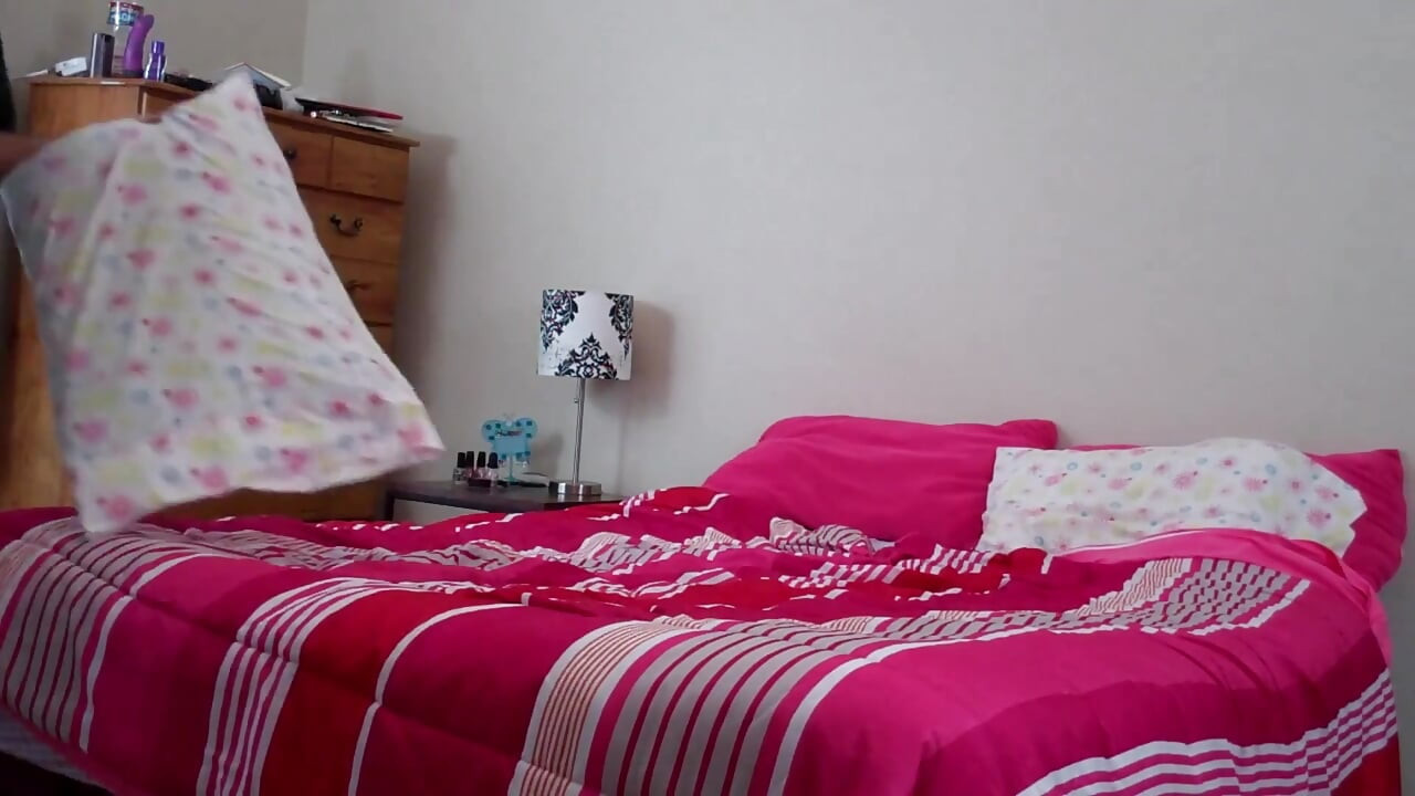 Gorąca MILF zdradzająca żona Katerina Intense i szybka ręczna robota, aby jej właściciel cum szybko dla tego miesiąca czynszu.