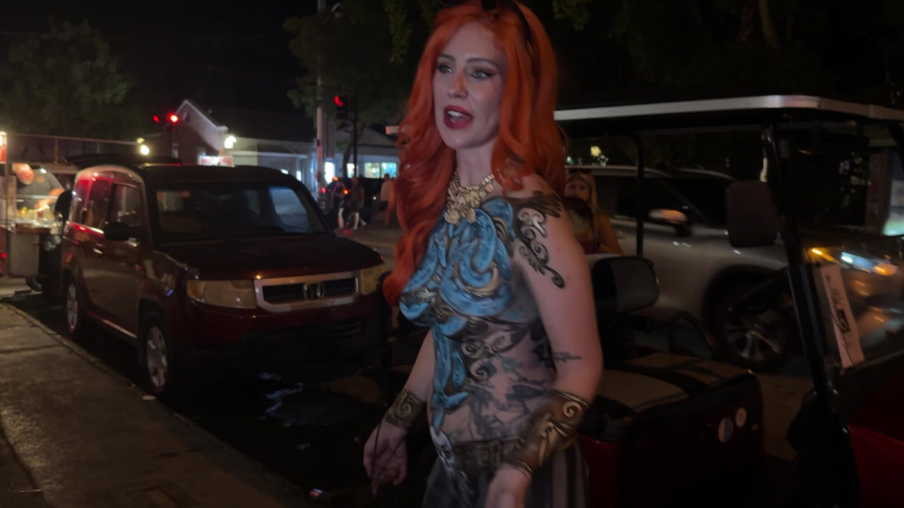The Girl Nextdoor ix Naked in the Streets